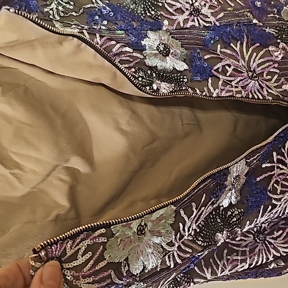 ELLIATT Holiday Edit Collection. Elegant midi-length dress adorned with sequins - Picture 4 of 4